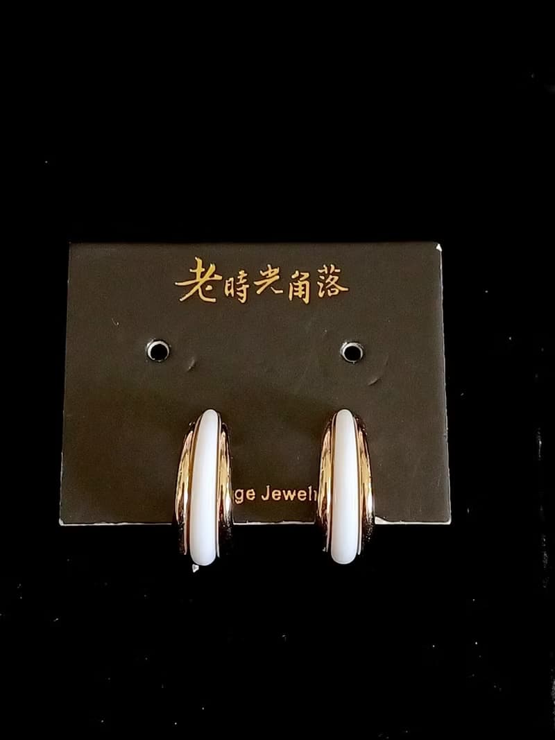 vintage jewelry  AVON 金底襯白色塑料貼耳 夾式耳環