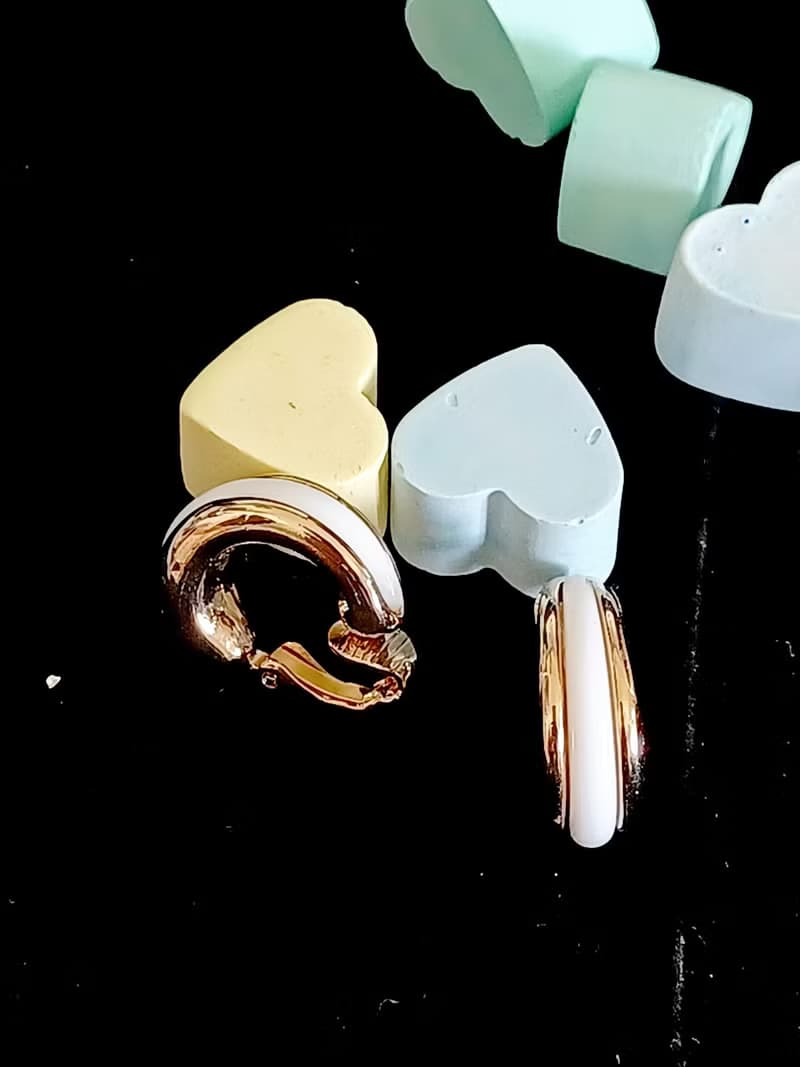 vintage jewelry  AVON 金底襯白色塑料貼耳 夾式耳環