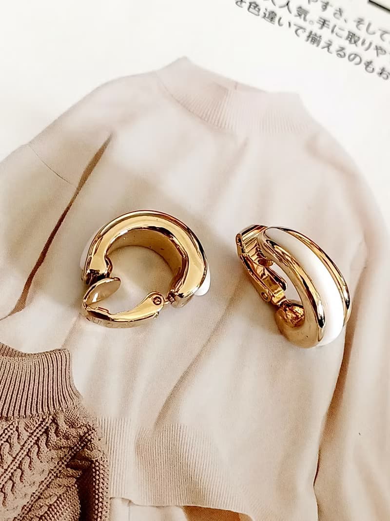 vintage jewelry  AVON 金底襯白色塑料貼耳 夾式耳環