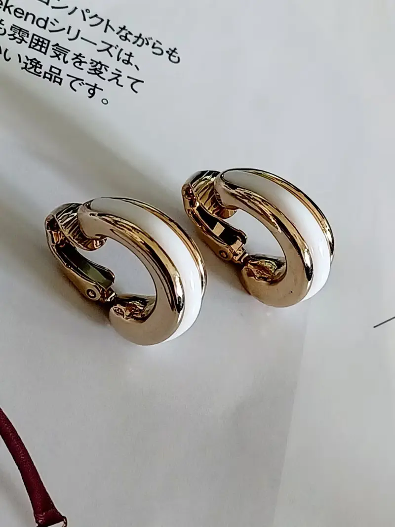 vintage jewelry  AVON 金底襯白色塑料貼耳 夾式耳環