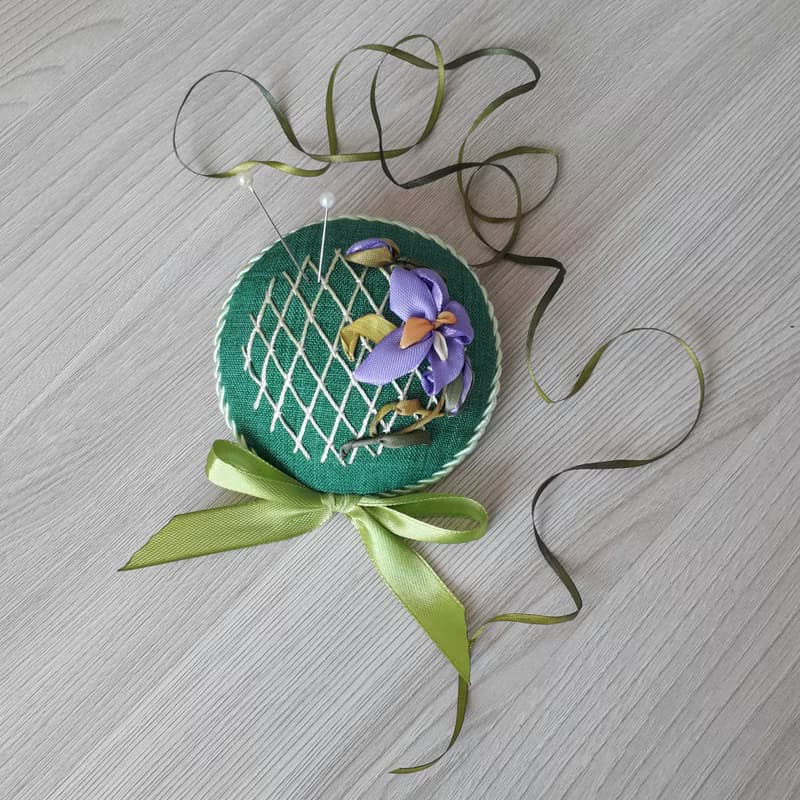 針墊 Green pin cushion pillow ribbon embroidery