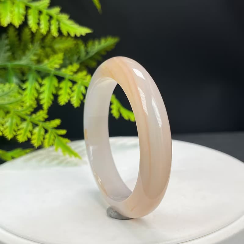 精品 塘心瑪瑙手镯 51MM 冰潤粉白飄淺糖色玉髓手環 招財繁榮好運