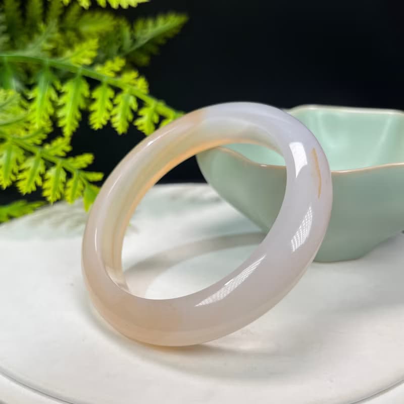 精品 塘心瑪瑙手镯 51MM 冰潤粉白飄淺糖色玉髓手環 招財繁榮好運