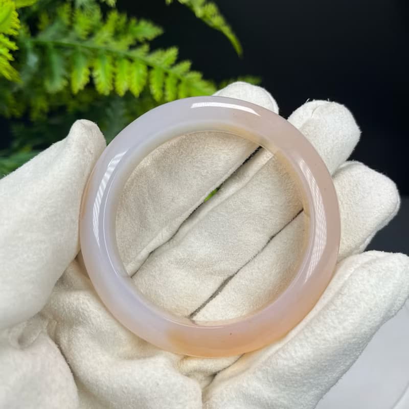 精品 塘心瑪瑙手镯 51MM 冰潤粉白飄淺糖色玉髓手環 招財繁榮好運