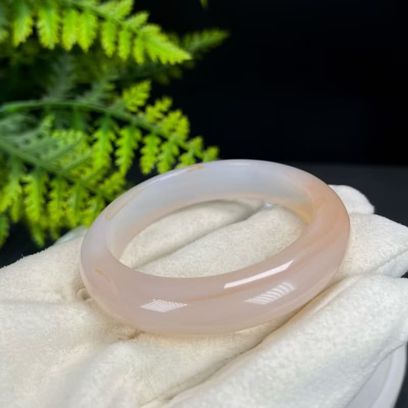 精品 塘心瑪瑙手镯 51MM 冰潤粉白飄淺糖色玉髓手環 招財繁榮好運