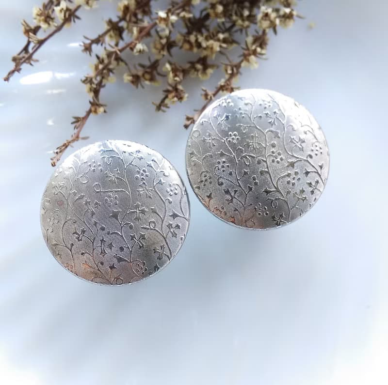 Vintage Jewelry 西洋古董飾品 銀色雕紋 大圓 夾式耳環