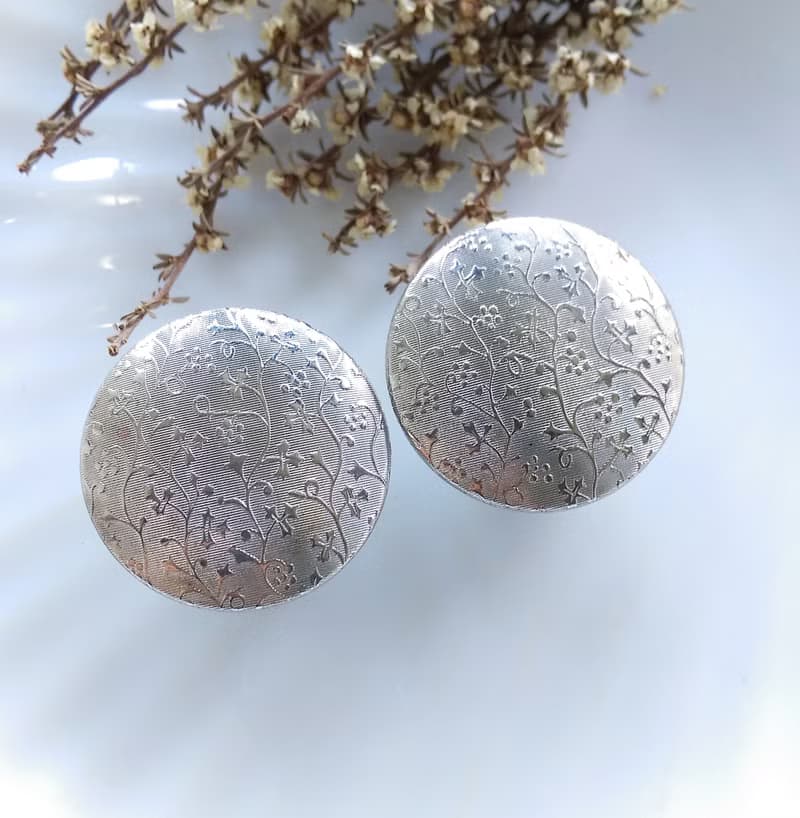 Vintage Jewelry 西洋古董飾品 銀色雕紋 大圓 夾式耳環