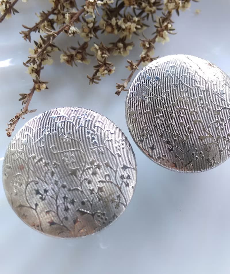 Vintage Jewelry 西洋古董飾品 銀色雕紋 大圓 夾式耳環