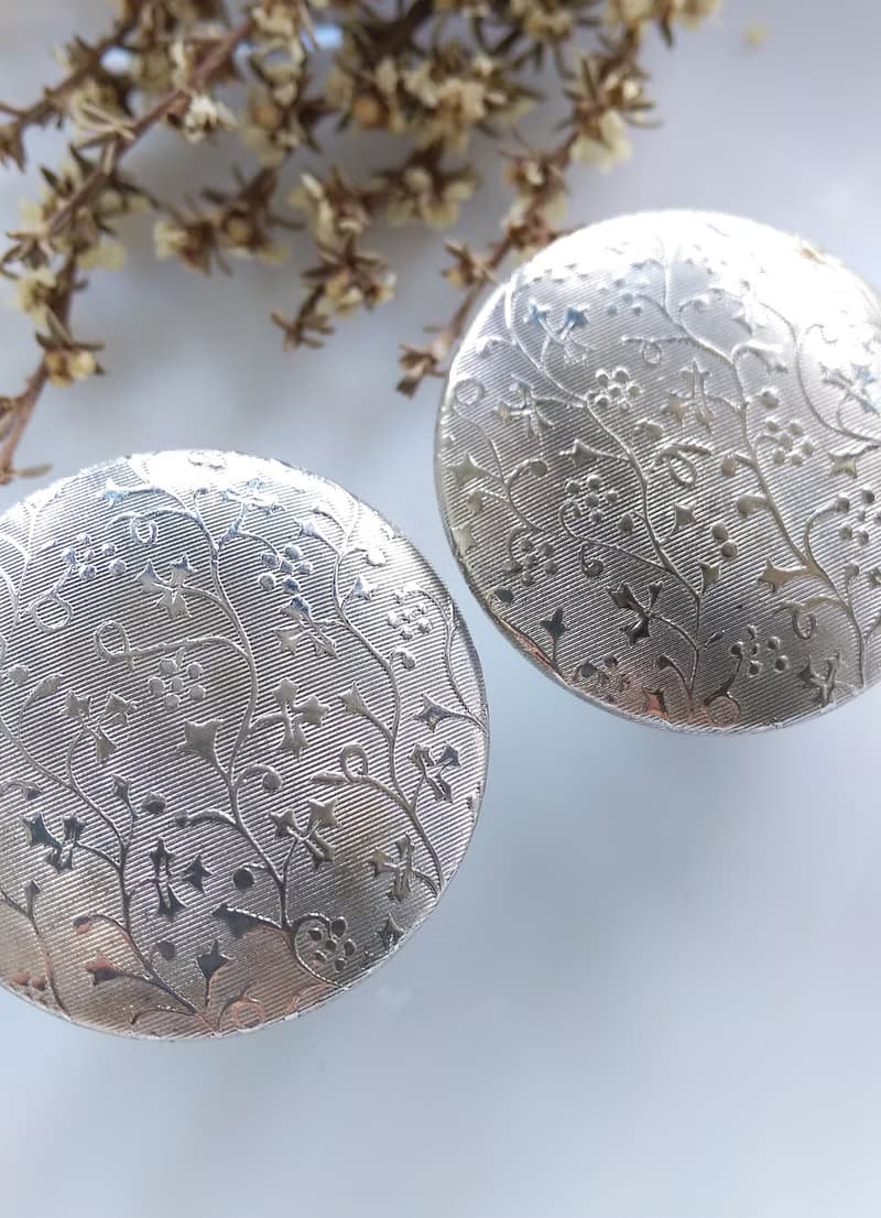 Vintage Jewelry 西洋古董飾品 銀色雕紋 大圓 夾式耳環