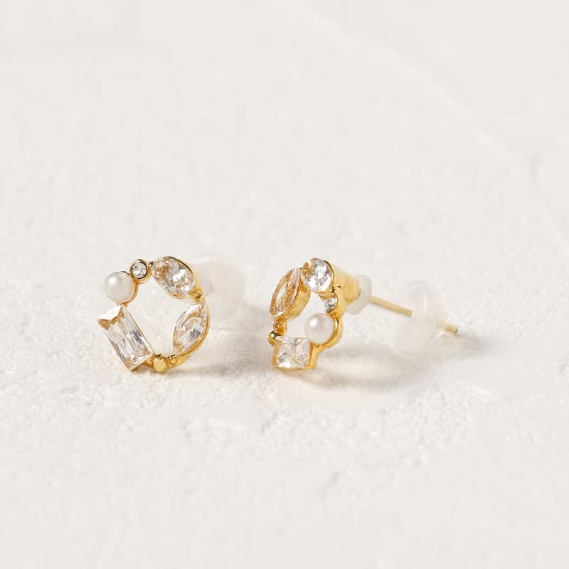 circle gems GD ―輝くキュービックジルコニアのリース型クリスタルポストピアス　ゴールド