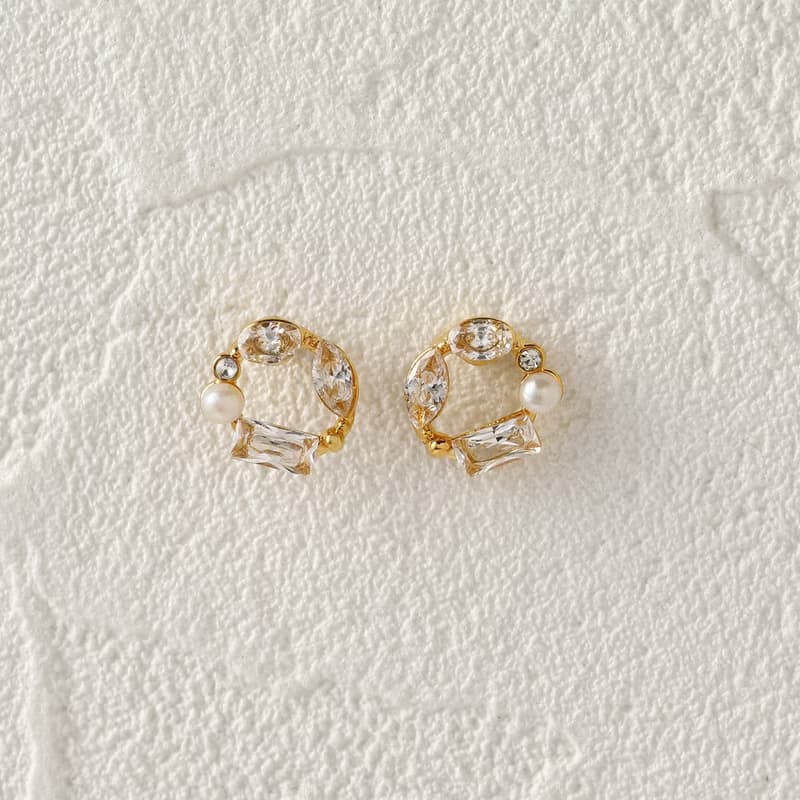circle gems GD ―輝くキュービックジルコニアのリース型クリスタルポストピアス　ゴールド