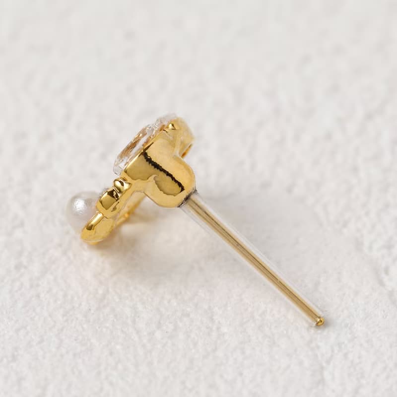 circle gems GD ―輝くキュービックジルコニアのリース型クリスタルポストピアス　ゴールド