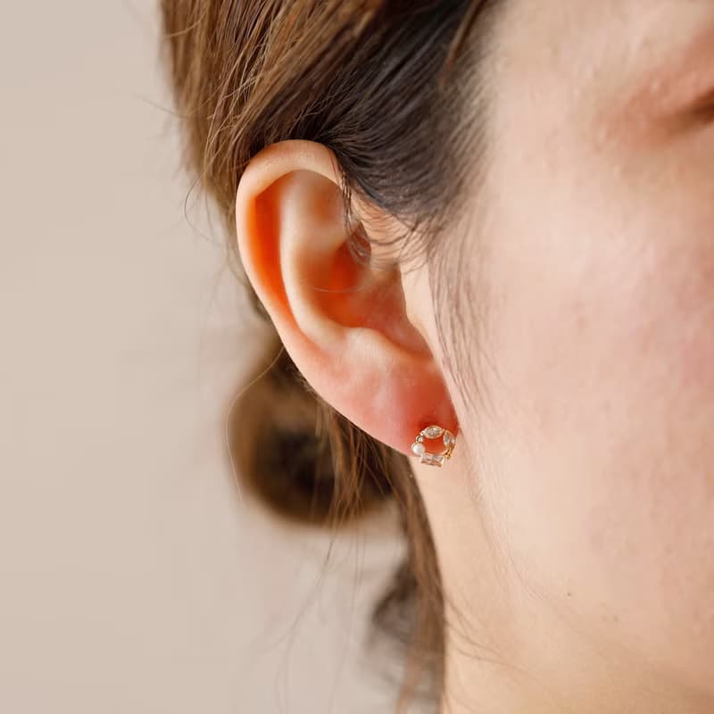 circle gems GD ―輝くキュービックジルコニアのリース型クリスタルポストピアス　ゴールド