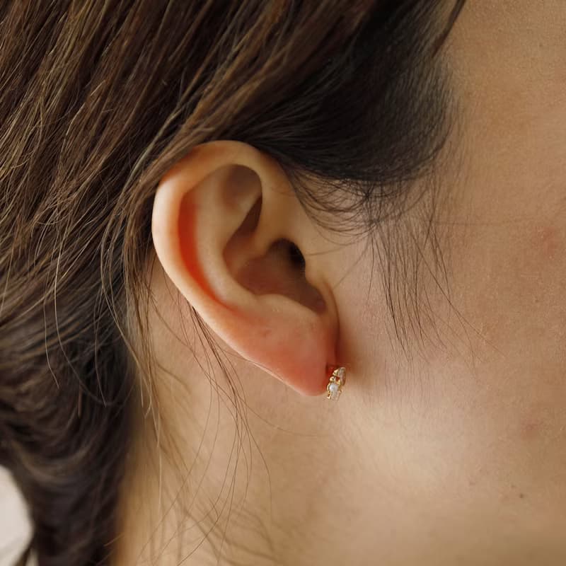 circle gems GD ―輝くキュービックジルコニアのリース型クリスタルポストピアス　ゴールド