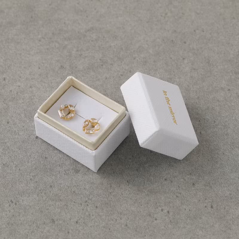 circle gems GD ―輝くキュービックジルコニアのリース型クリスタルポストピアス　ゴールド