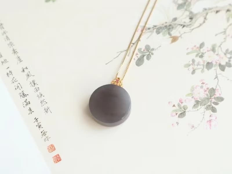 天然煙紫和田玉無事牌吊墜冰底煙紫料圓牌玉質細膩18k金鑲嵌禮物