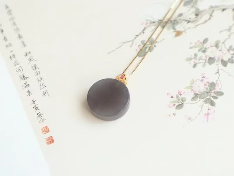 天然煙紫和田玉無事牌吊墜冰底煙紫料圓牌玉質細膩18k金鑲嵌禮物