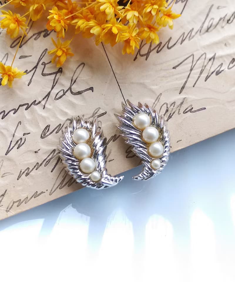 Vintage Jewelry 西洋古董飾品 TRIFARI 銀葉仿珠 夾式耳環
