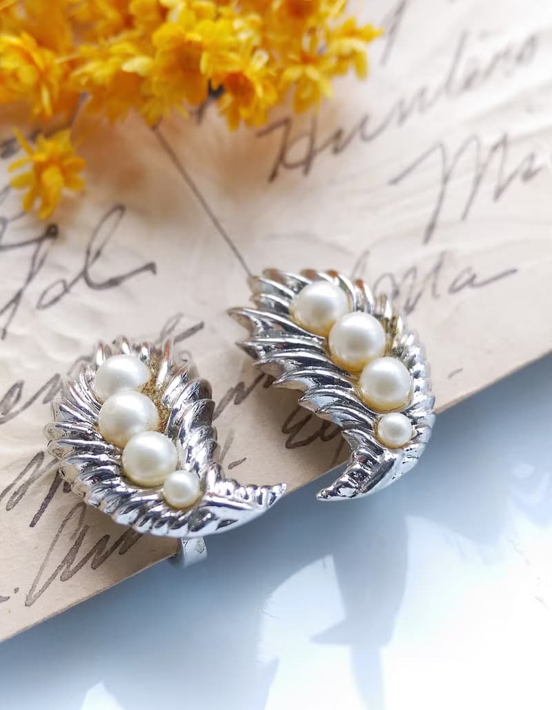 Vintage Jewelry 西洋古董飾品 TRIFARI 銀葉仿珠 夾式耳環