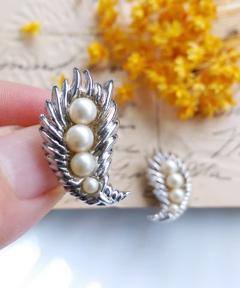 Vintage Jewelry 西洋古董飾品 TRIFARI 銀葉仿珠 夾式耳環