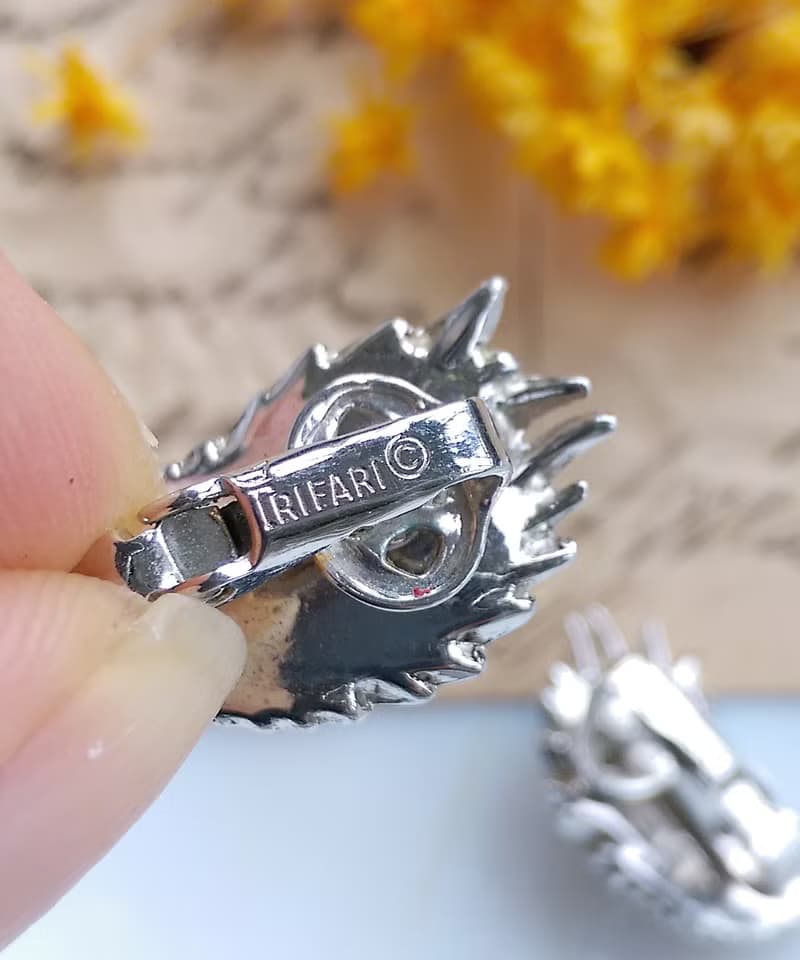 Vintage Jewelry 西洋古董飾品 TRIFARI 銀葉仿珠 夾式耳環