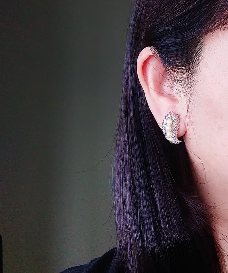 Vintage Jewelry 西洋古董飾品 TRIFARI 銀葉仿珠 夾式耳環