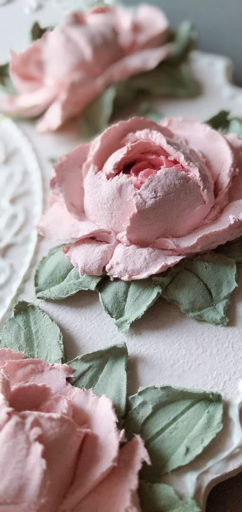 掛鐘 Pink small wall clock with pink roses in vintage style Silent wall clock