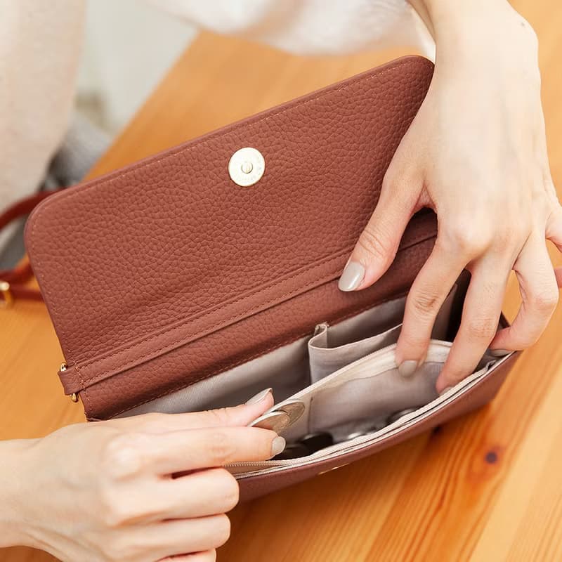 CHENSON 真皮手機包+ 真皮3卡零錢包 包夾二件組(P24545+W00820)