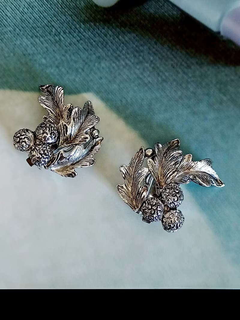 vintage jewelry  典雅銀色立體松葉毬果 夾式耳環