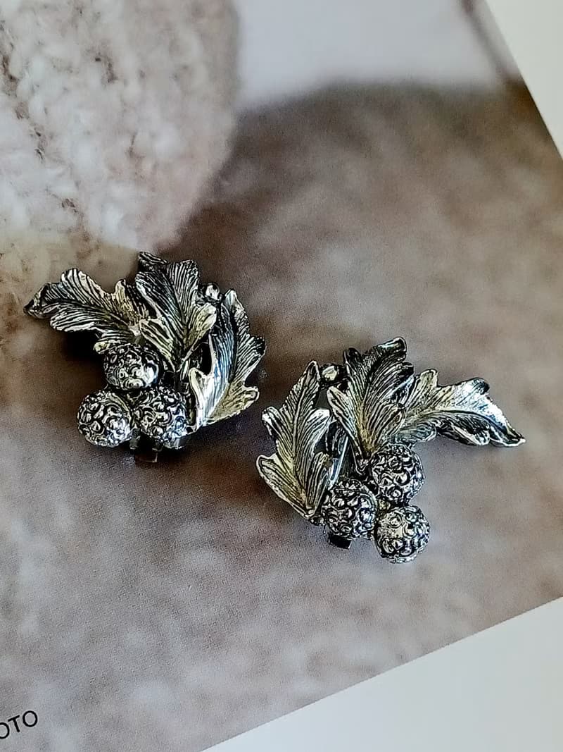 vintage jewelry  典雅銀色立體松葉毬果 夾式耳環