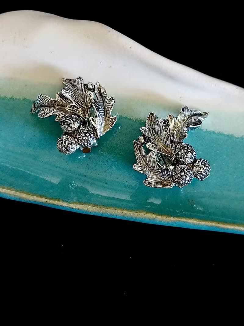 vintage jewelry  典雅銀色立體松葉毬果 夾式耳環