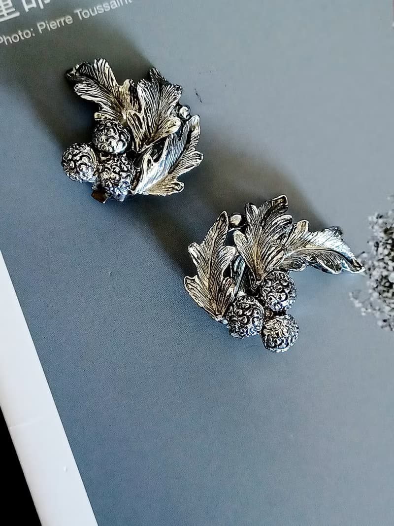 vintage jewelry  典雅銀色立體松葉毬果 夾式耳環