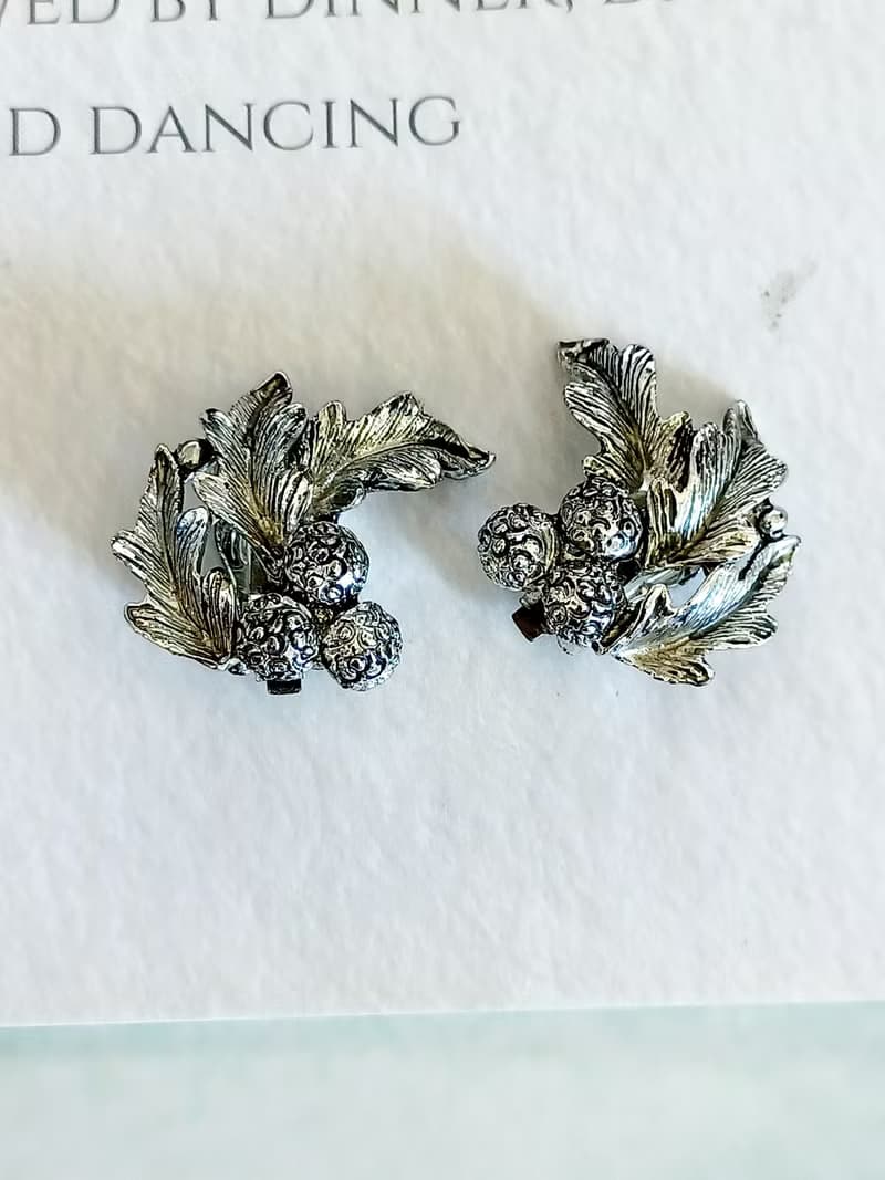 vintage jewelry  典雅銀色立體松葉毬果 夾式耳環