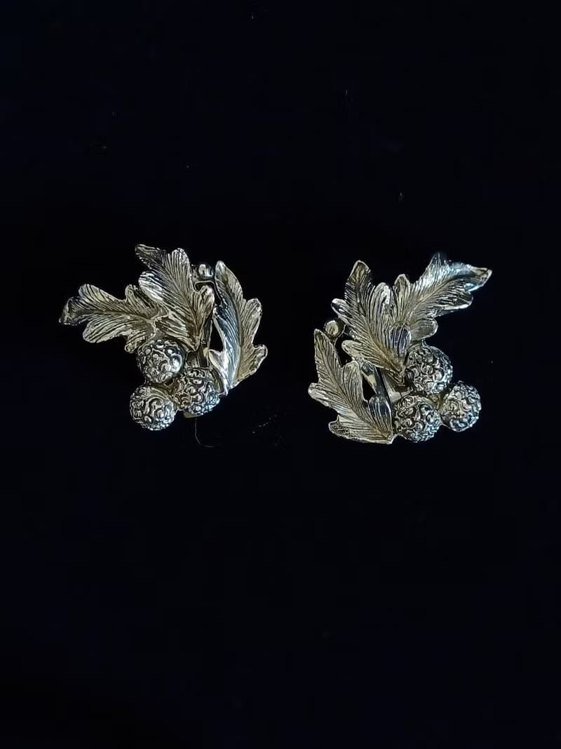 vintage jewelry  典雅銀色立體松葉毬果 夾式耳環