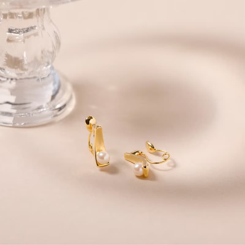 scoop-pearl loop-fit earring GD　ループフィットイヤリング　上品でエッジ―なパールデザイン 　ゴールド