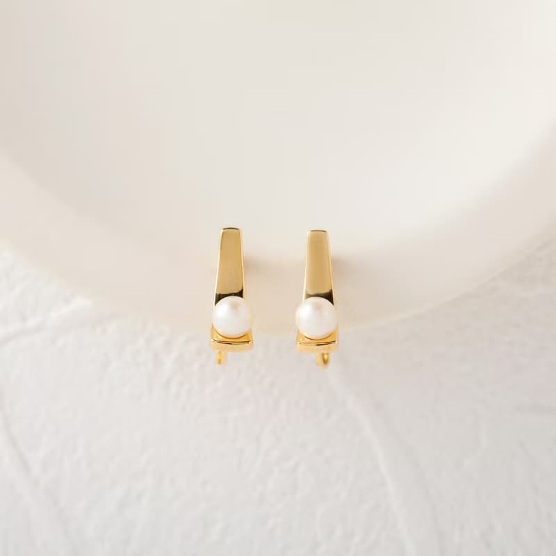 scoop-pearl loop-fit earring GD　ループフィットイヤリング　上品でエッジ―なパールデザイン 　ゴールド