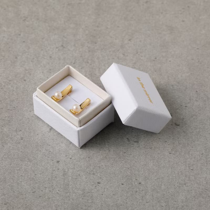 scoop-pearl loop-fit earring GD　ループフィットイヤリング　上品でエッジ―なパールデザイン 　ゴールド