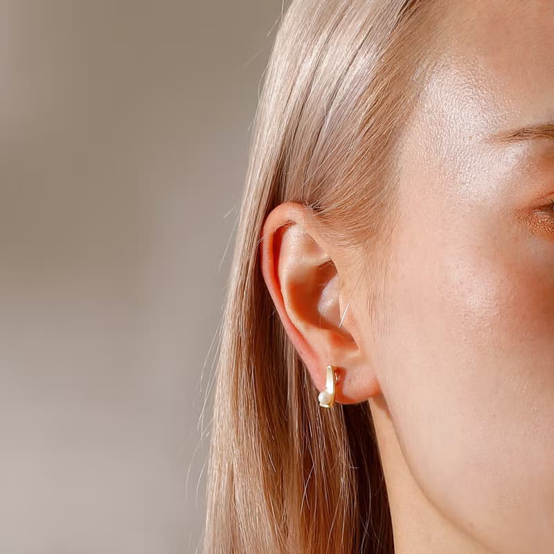 scoop-pearl loop-fit earring GD　ループフィットイヤリング　上品でエッジ―なパールデザイン 　ゴールド