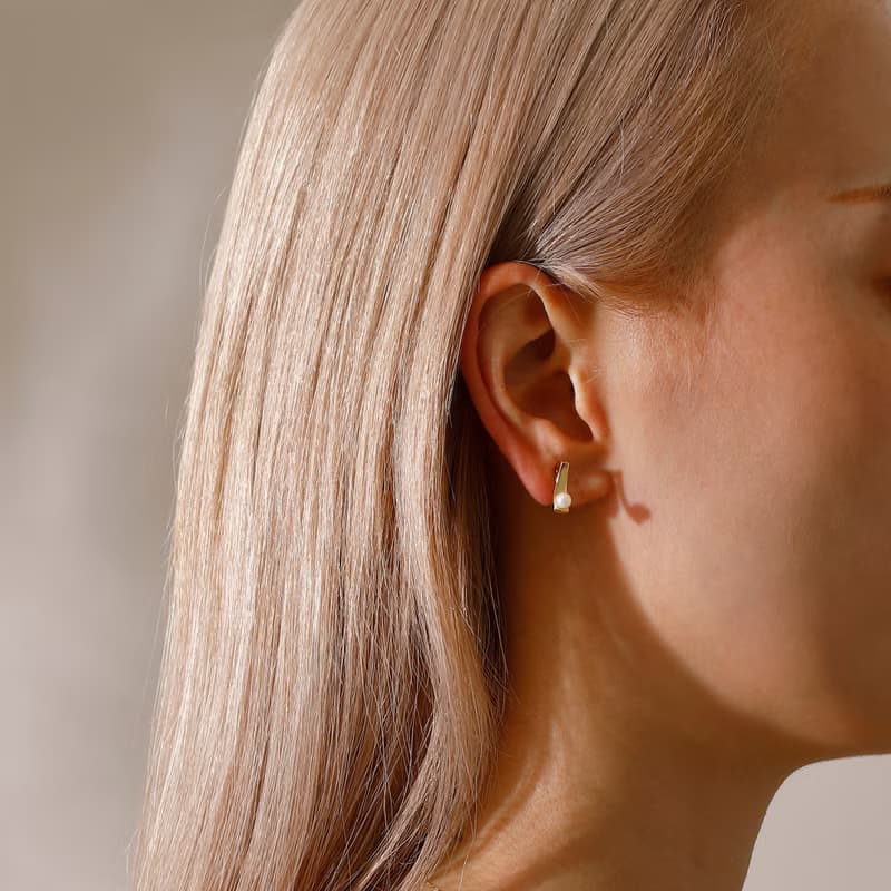 scoop-pearl loop-fit earring GD　ループフィットイヤリング　上品でエッジ―なパールデザイン 　ゴールド