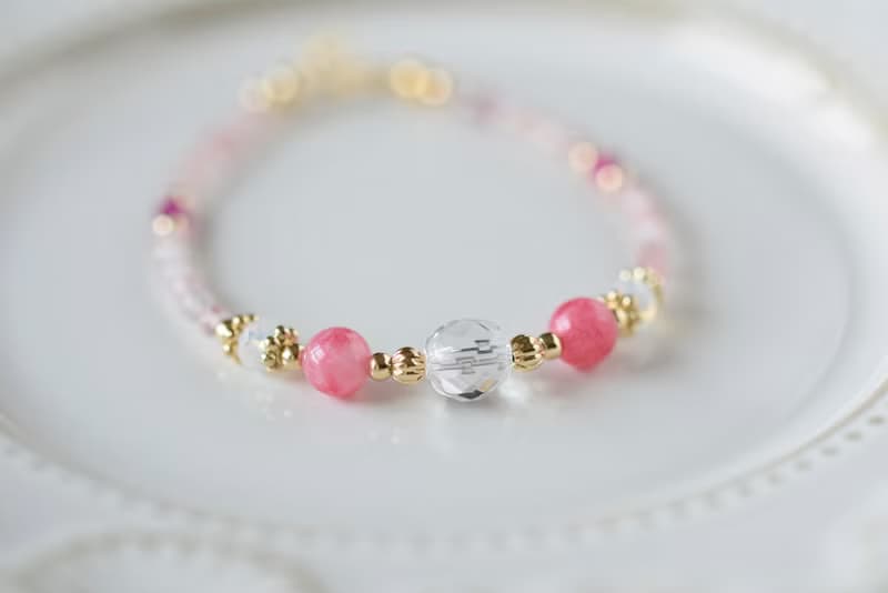 娃娃裙。草莓晶 白水晶 紅紋玉髓 14K包金 天然石 手鍊