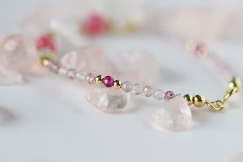 娃娃裙。草莓晶 白水晶 紅紋玉髓 14K包金 天然石 手鍊