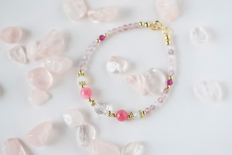娃娃裙。草莓晶 白水晶 紅紋玉髓 14K包金 天然石 手鍊