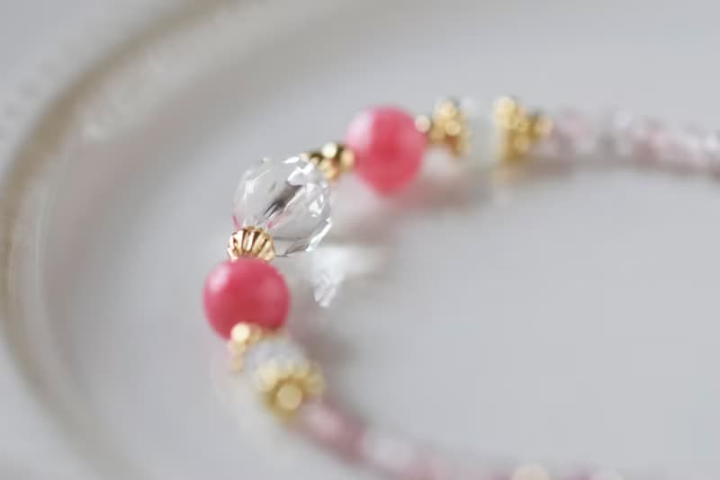 娃娃裙。草莓晶 白水晶 紅紋玉髓 14K包金 天然石 手鍊