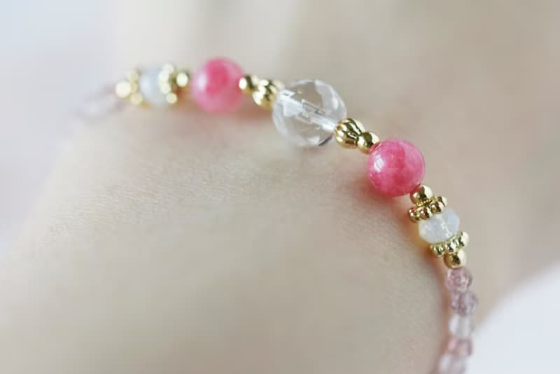 娃娃裙。草莓晶 白水晶 紅紋玉髓 14K包金 天然石 手鍊