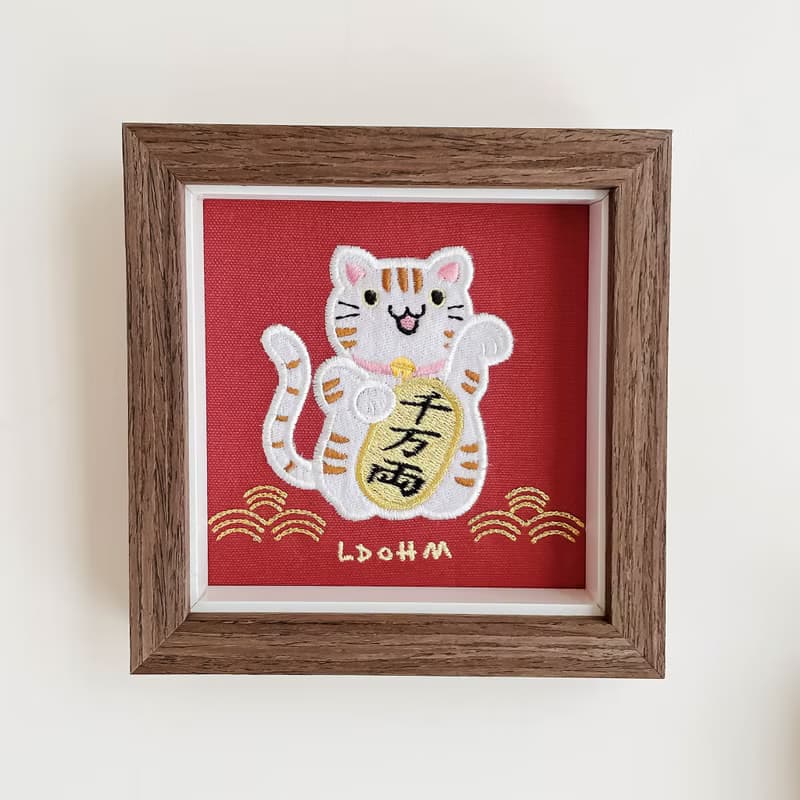 【招財貓】棕花紋白貓 刺繡畫|實木框|招財納福 財源廣進