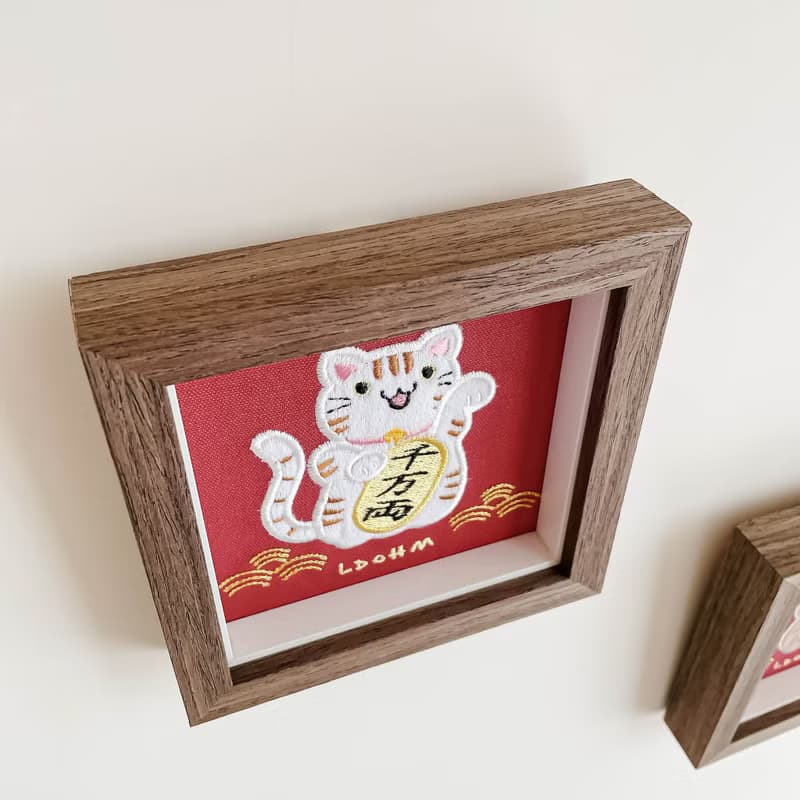 【招財貓】棕花紋白貓 刺繡畫|實木框|招財納福 財源廣進