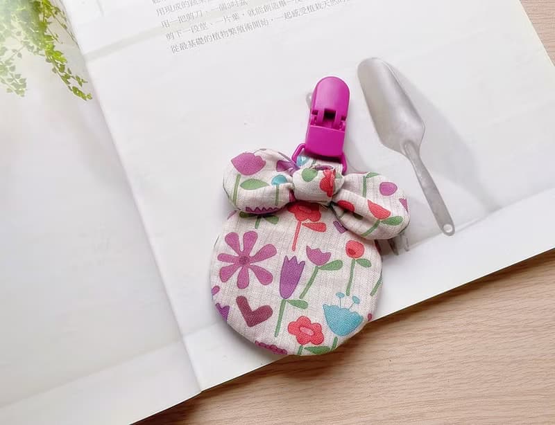 現貨 紫芋花花4件組 寶寶鞋 防水圍兜兜 平安符袋 奶嘴防麈袋