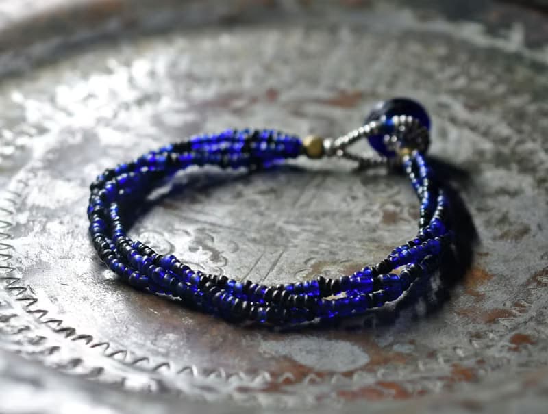 アンティークブルーとブラックシードビーズの4連ブレス　カカンバ留め金