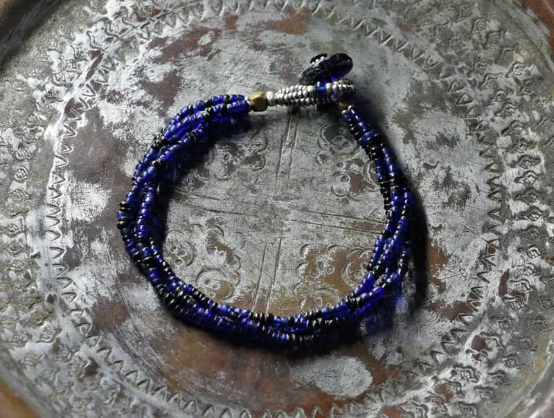 アンティークブルーとブラックシードビーズの4連ブレス　カカンバ留め金