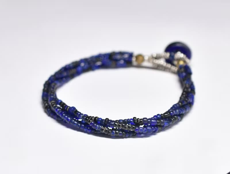 アンティークブルーとブラックシードビーズの4連ブレス　カカンバ留め金